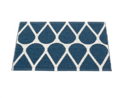 Otis Kunststoffteppich von Pappelina, 70x50 cm, blau-weißes Tropfenmuster, ideal für Küche und Bad.